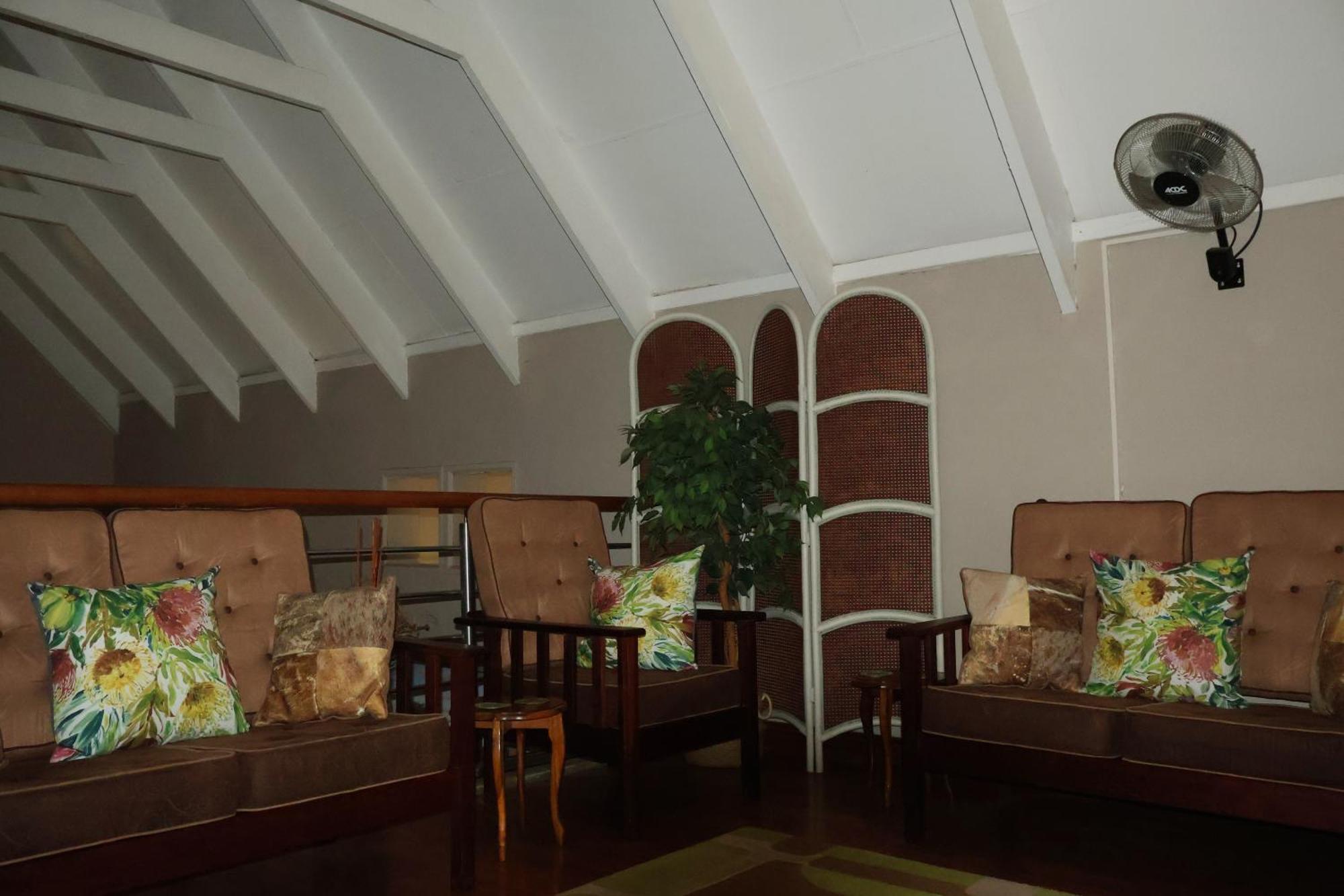 ポロクワネ The Leopard Tree Bed & Breakfast エクステリア 写真